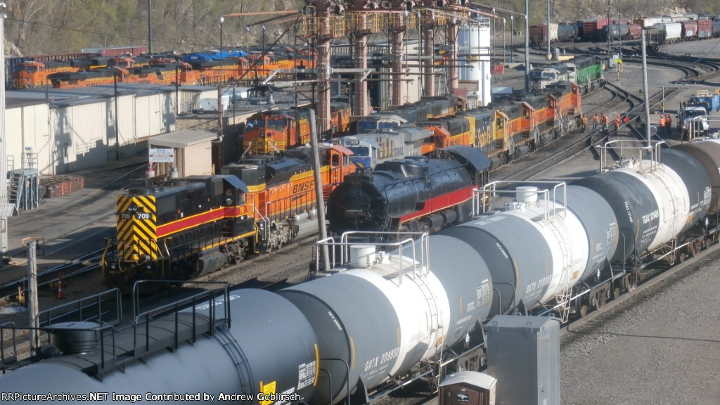 GATX 209902, 209905, TGAX 131486, RDG 2100 + BNSF Engines